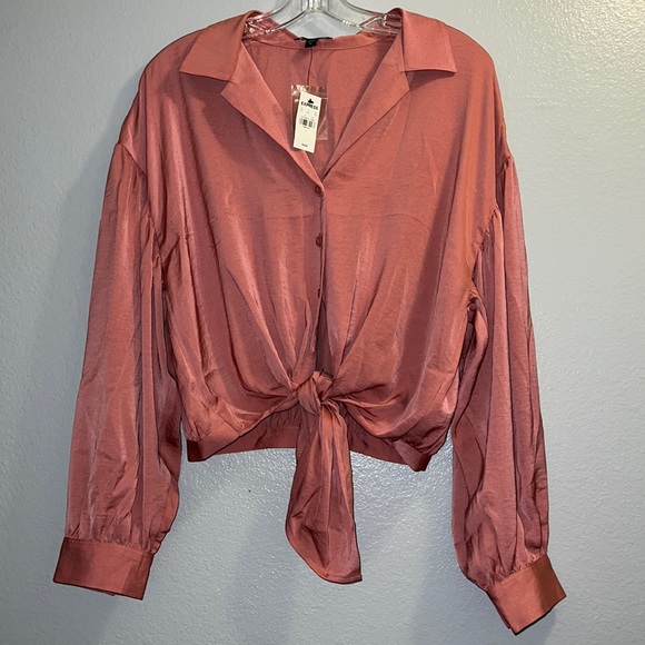 (L) EXPRESS Satin Tie Front Cropped Shirt - Picture 7 of 11